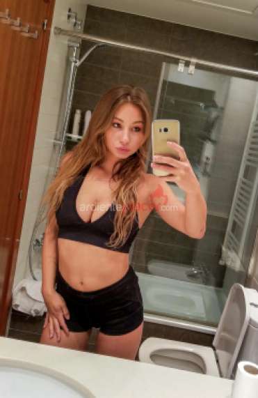 Natalia 21 años Latina